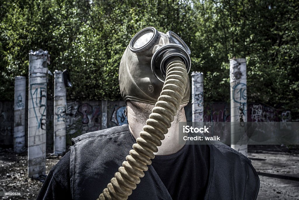 Hombre usando la máscara de gas con espacio de copia - Foto de stock de Adulto libre de derechos