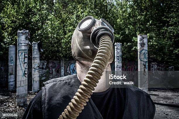 Uomo Indossando Maschera Antigas Con Spazio Copia - Fotografie stock e altre immagini di Adulto - Adulto, Composizione orizzontale, Condizione negativa