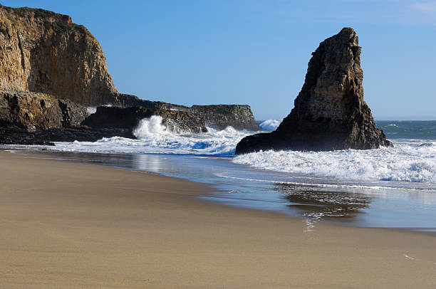 istock Rocky Cliffs and Waves Along California Coast 181120541