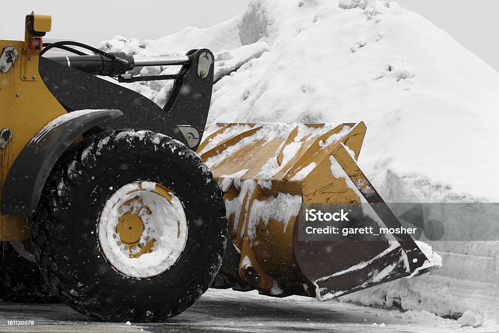 Enorme Limpador de neve plowing no estacionamento após a tempestade - Foto de stock de Neve royalty-free