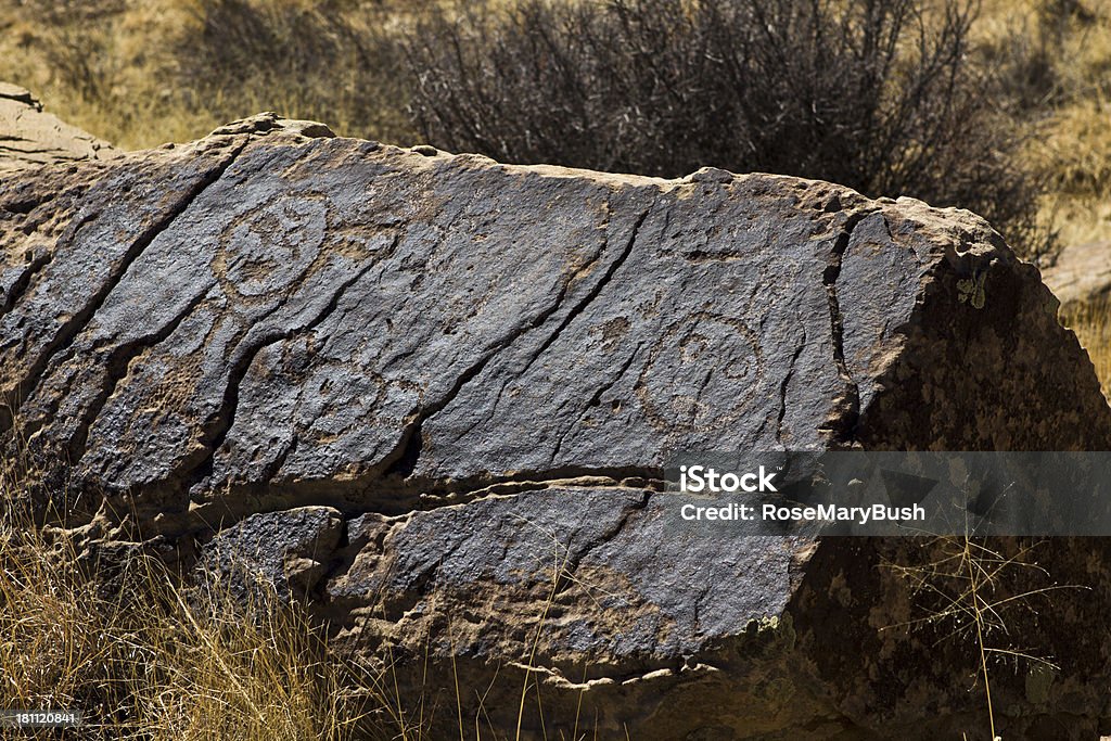 Petroglifos de three caras - Foto de stock de Accesibilidad libre de derechos