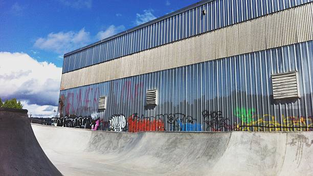 vazio parque de skate com o graffiti e céu azul - skateboard park ramp skateboard graffiti imagens e fotografias de stock