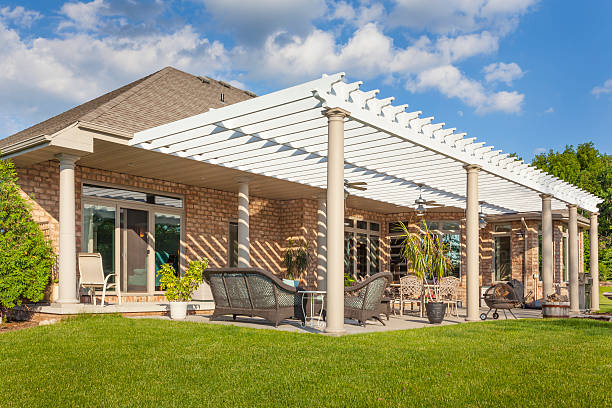 живописный кирпичный дом с большой террасой и беседка - pergola стоковые фото и изображения