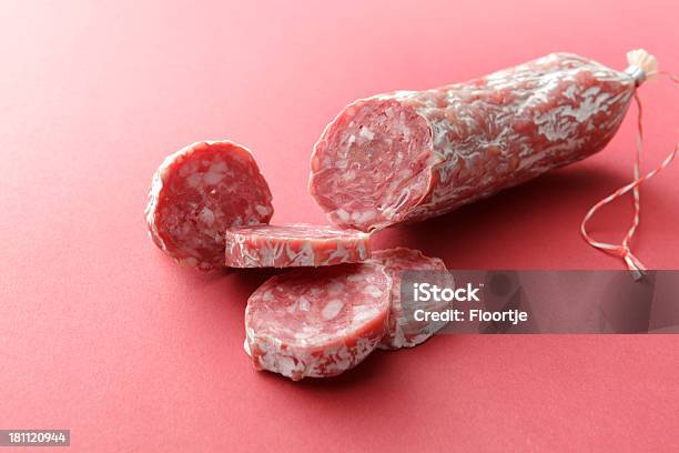 Carne Salsicha - Fotografias de stock e mais imagens de Fundo vermelho - Fundo vermelho, Salsicha, Carne