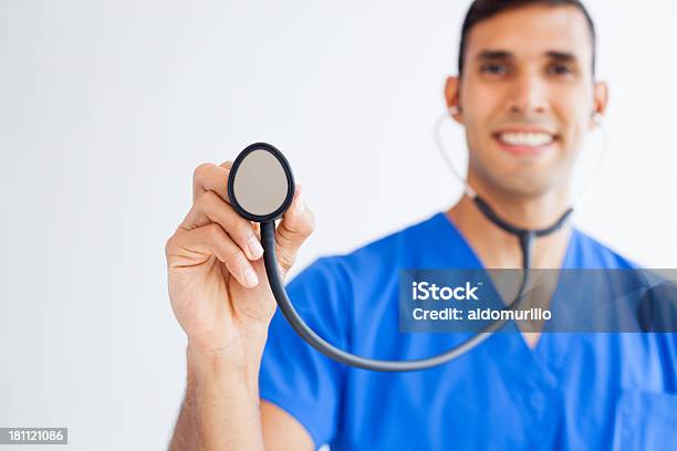 Joven Sosteniendo Un Estetoscopio Médico Foto de stock y más banco de imágenes de 30-39 años - 30-39 años, Adulto, Adulto joven