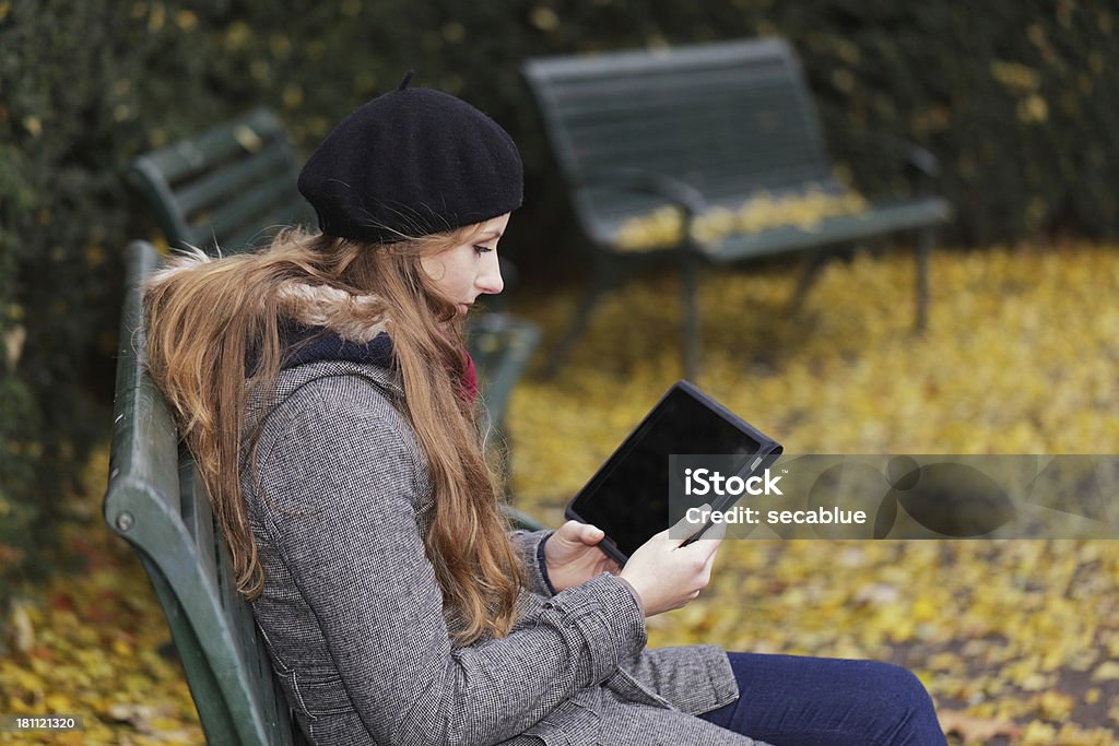 여자 지난 추절 전자 태블릿을 - 로열티 프리 가을 스톡 사진