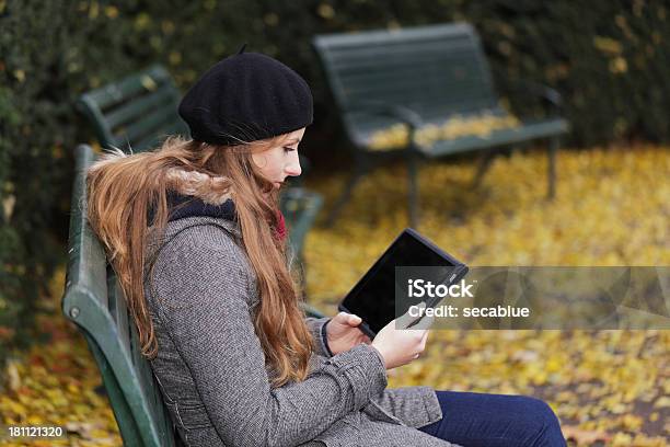 여자 지난 추절 전자 태블릿을 가을에 대한 스톡 사진 및 기타 이미지 - 가을, 계절, 공원