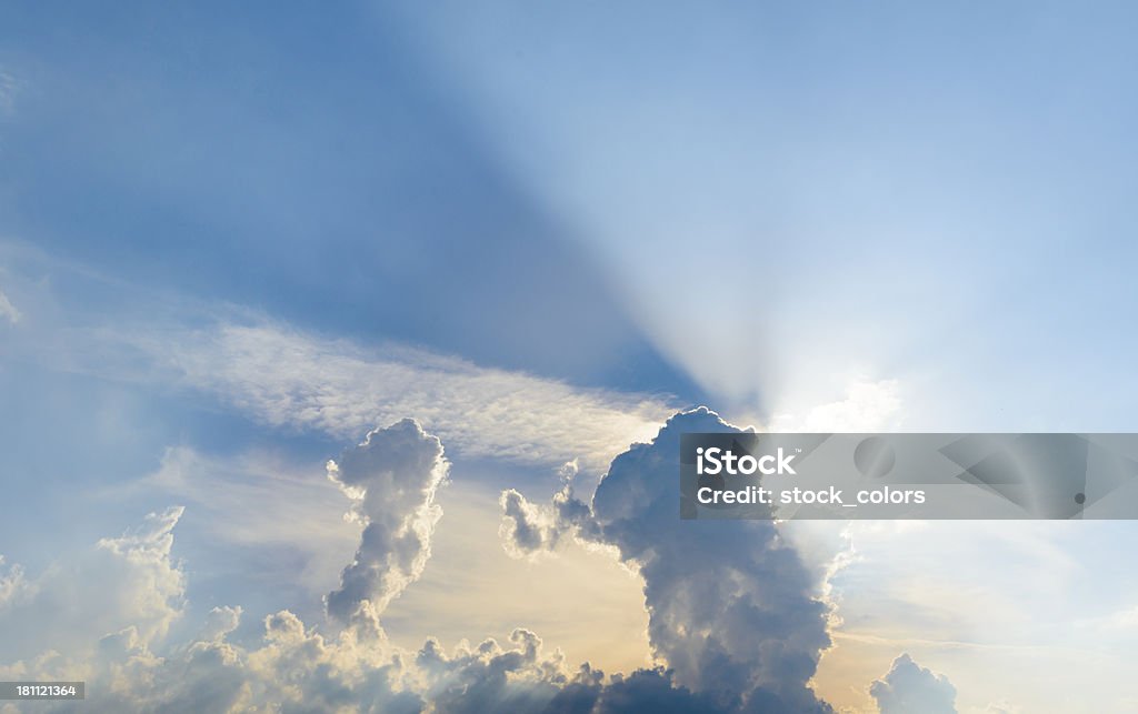 Nuages et Rayon de soleil - Photo de Blanc libre de droits