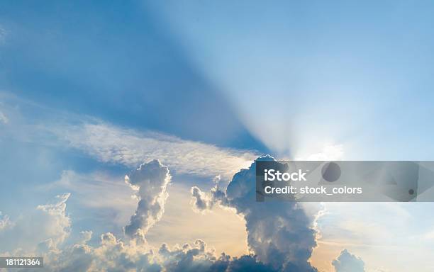 Photo libre de droit de Nuages Et Rayon De Soleil banque d'images et plus d'images libres de droit de Blanc - Blanc, Bleu, Ciel