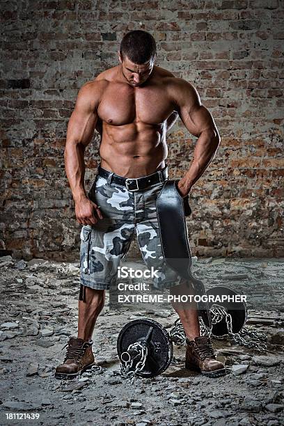 Bodybuilder Maschio Atleta - Fotografie stock e altre immagini di Adulto - Adulto, Allenamento, Ambientazione interna