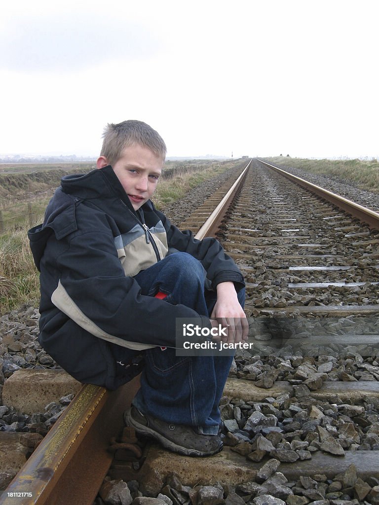 Niño con trenes en el infinito - Foto de stock de Adolescente libre de derechos