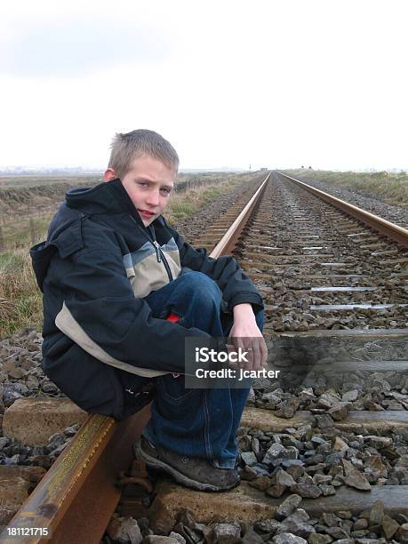 Niño Con Trenes En El Infinito Foto de stock y más banco de imágenes de Adolescente - Adolescente, Conceptos, Contemplación