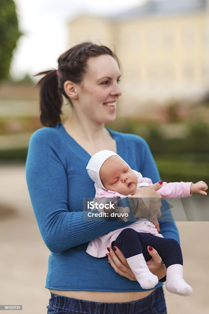 Niña bebé dormir en una madre manos - Foto de stock de 0-11 meses libre de derechos