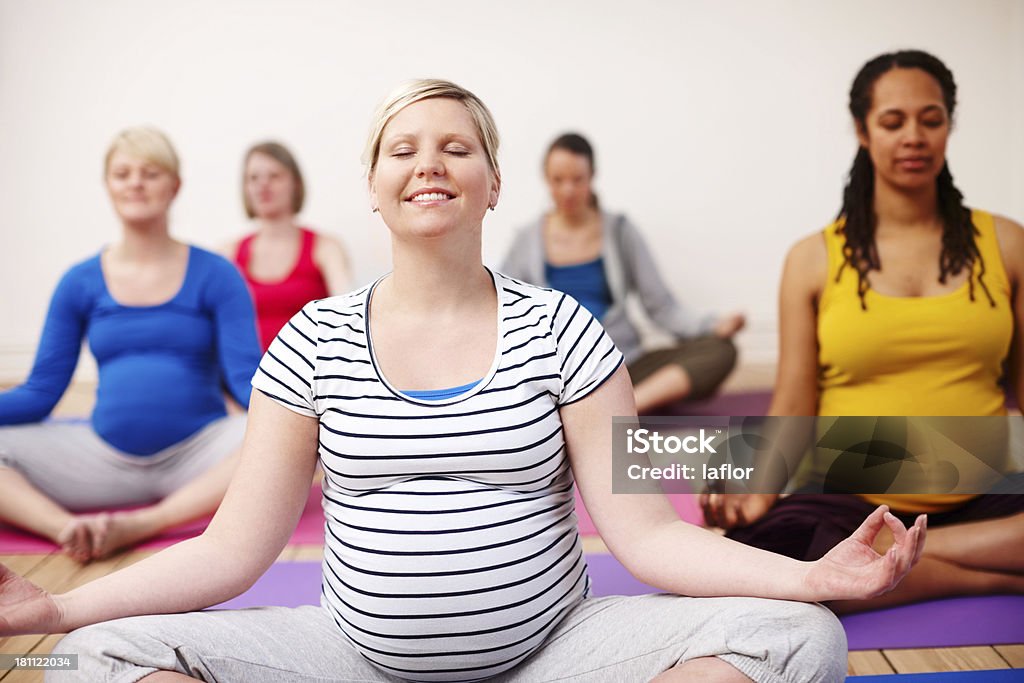 Meditar sobre a maternidade - Royalty-free Grávida Foto de stock