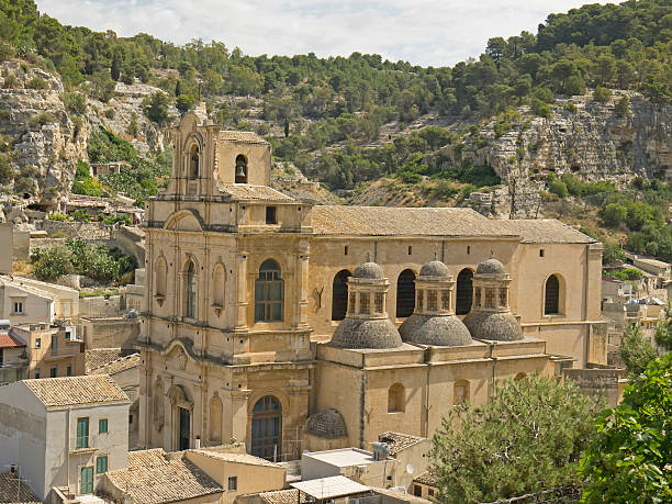 antigua iglesia de sicilia - scicli fotografías e imágenes de stock