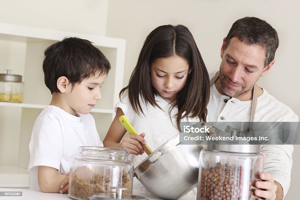 Família na cozinha - Foto de stock de 8-9 Anos royalty-free