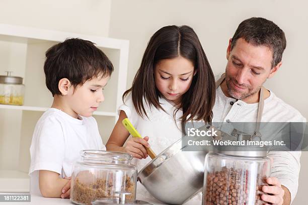 Foto de Família Na Cozinha e mais fotos de stock de 8-9 Anos - 8-9 Anos, Adulto, Assistência