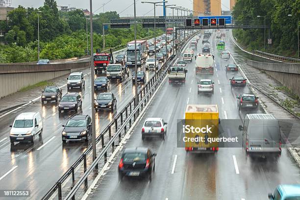 Chuva Na Autoestrada Alemã - Fotografias de stock e mais imagens de A caminho - A caminho, Alemanha, Alfalto