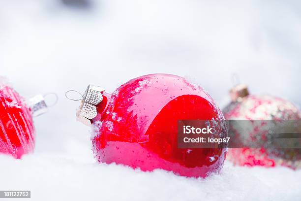 Photo libre de droit de Décorations De Noël Dans La Neige banque d'images et plus d'images libres de droit de Boule de Noël - Boule de Noël, Brillant, Couleur vive