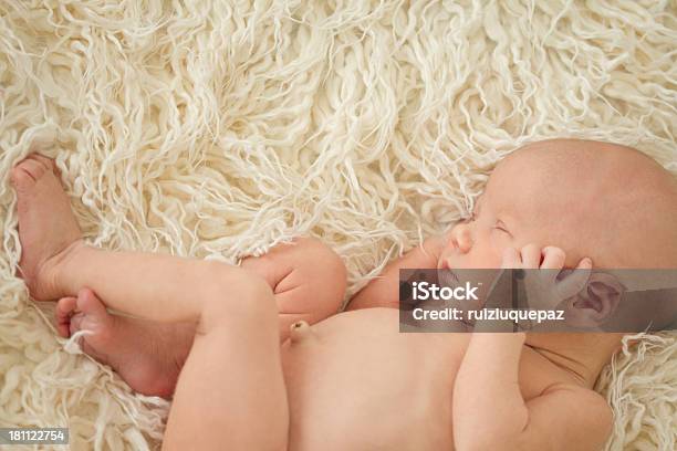 Neugeborene Baby Stockfoto und mehr Bilder von 0-11 Monate - 0-11 Monate, Auf der Seite liegen, Augen geschlossen