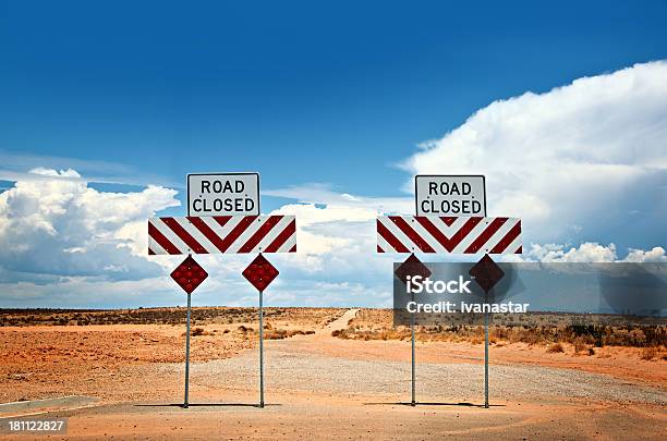 Road Closedsegnale Inglese - Fotografie stock e altre immagini di Road closed-segnale inglese - Road closed-segnale inglese, Ambientazione esterna, Barricata