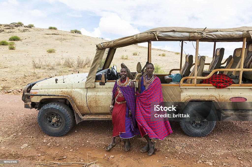 2 つの伝統的な服装の前で maasai ジープサファリ - サファリのロイヤリティフリーストックフォト