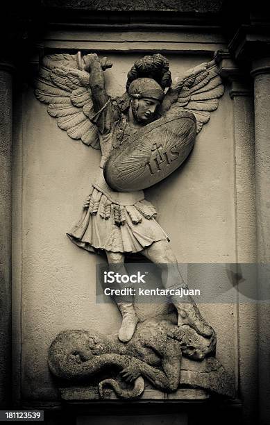 Arcanjo Matar Um Demónio - Fotografias de stock e mais imagens de Anjo - Anjo, Cemitério, Estilo Gótico