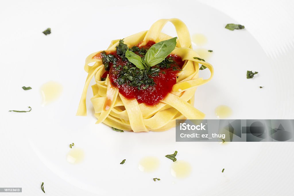 Tagliatelle al pomodoro - Foto stock royalty-free di Basilico