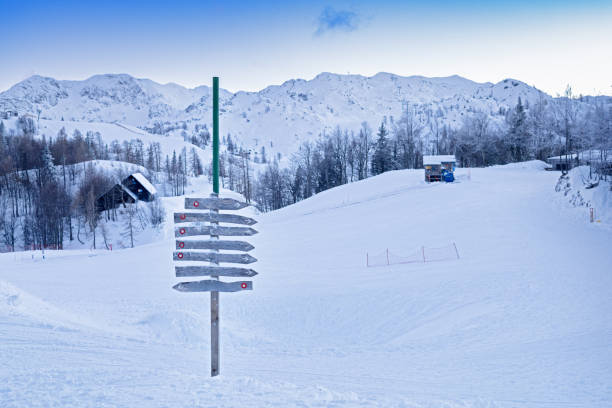보힌지(bohinj) 스키 리조트의 보겔(vogel) 고속도로에 있는 교통 표지판 - ski resort winter sport apres ski ski slope 뉴스 사진 이미지