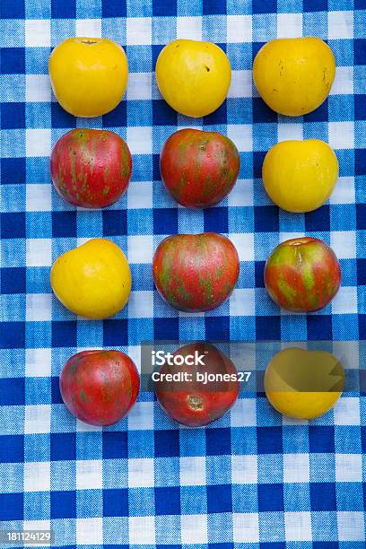 Wiśnia Tomatos Na Stół Piknikowy - zdjęcia stockowe i więcej obrazów Bez ludzi - Bez ludzi, Bezglutenowy, Czerwony