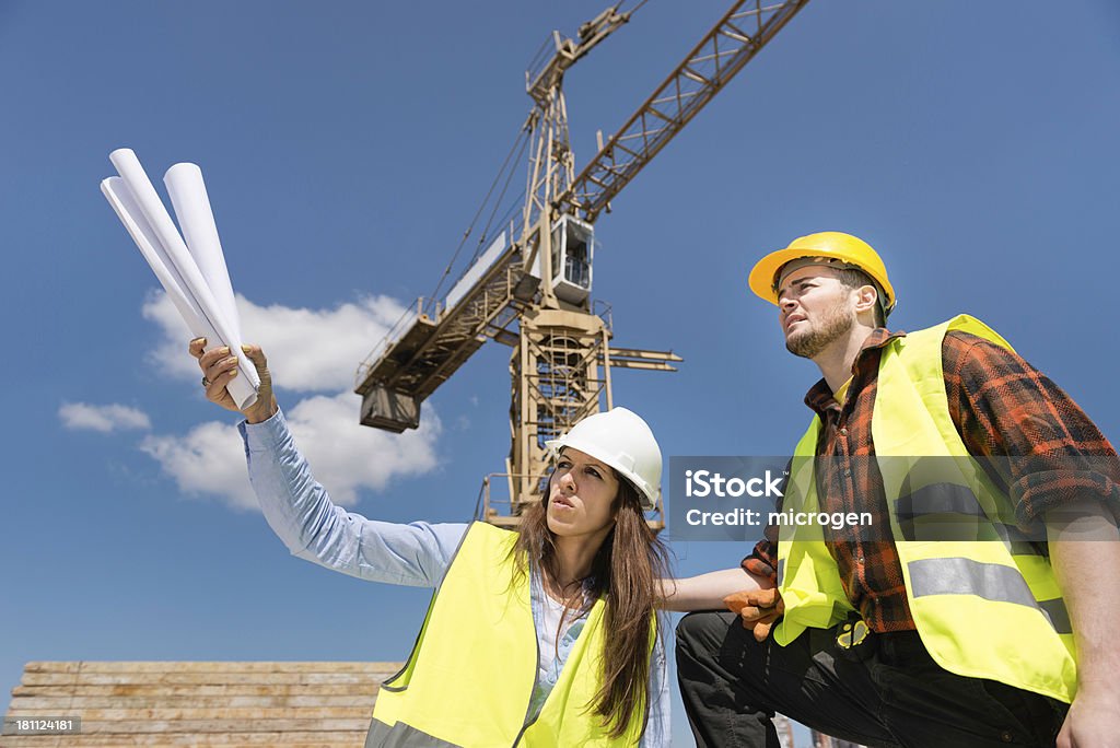 Arquitecto y Trabajador de construcción en sitio - Foto de stock de Accesorio de cabeza libre de derechos
