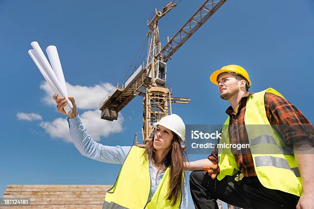 Photo libre de droit de Architecte Et Construction Travailleur Sur Place banque d'images et plus d'images libres de droit de Adulte - Adulte, Affaires, Architecte