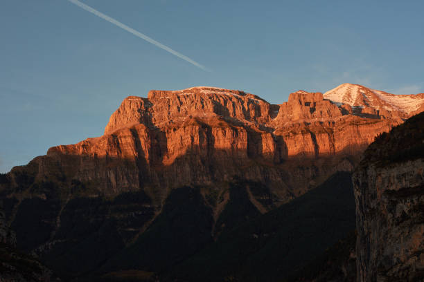 mondarruego seen from torla, in the pyrenees. ordesa and monte perdido national park. huesca. aragon. spain - snow leaf branch winter imagens e fotografias de stock