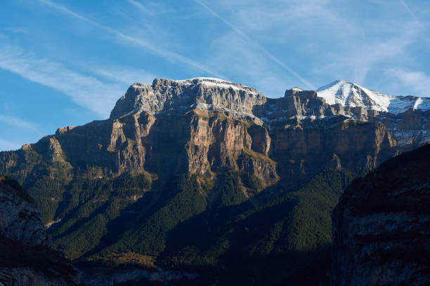 mondarruego seen from torla, in the pyrenees. ordesa and monte perdido national park. huesca. aragon. spain - snow leaf branch winter imagens e fotografias de stock