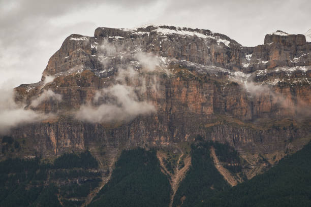 mondarruego seen from torla, in the pyrenees. ordesa and monte perdido national park. huesca. aragon. spain - snow leaf branch winter imagens e fotografias de stock