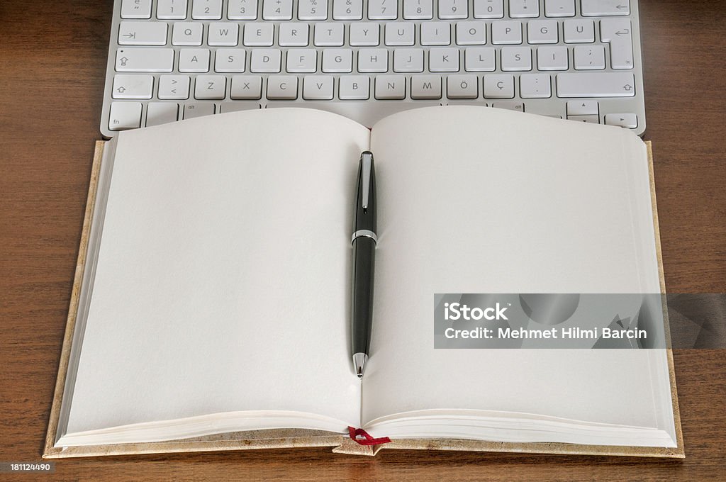 Leere notebook, Tastatur und Stift - Lizenzfrei Buchseite Stock-Foto