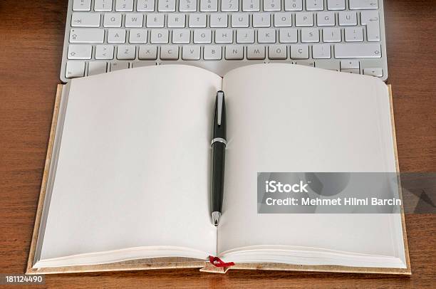 Leere Notebook Tastatur Und Stift Stockfoto und mehr Bilder von Buchseite - Buchseite, Laptop, Notizbuch