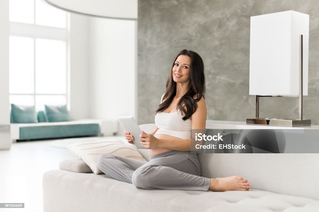 Молодая беременная женщина, держа цифровой Планшетный компьютер - Стоковые фото Беременная роялти-фри