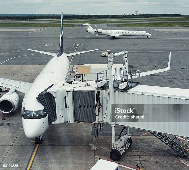 Foto de Desembarque Da Tarde e mais fotos de stock de Aeroporto - Aeroporto, Asa de aeronave, Avião