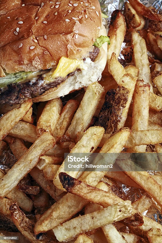 Cheeseburger et des frites - Photo de Alimentation lourde libre de droits