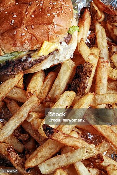 Photo libre de droit de Cheeseburger Et Des Frites banque d'images et plus d'images libres de droit de Alimentation lourde - Alimentation lourde, Aliments et boissons, Cheeseburger