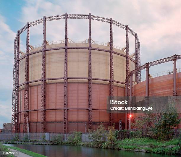 Photo libre de droit de Gas Works banque d'images et plus d'images libres de droit de Charpente - Charpente, Crépuscule, Cylindre