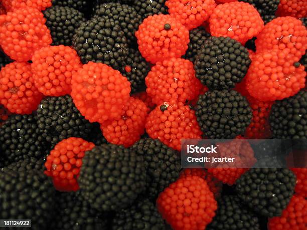 Negro Y Rojo Candyfrutas Foto de stock y más banco de imágenes de Alimento - Alimento, Azúcar, Belleza