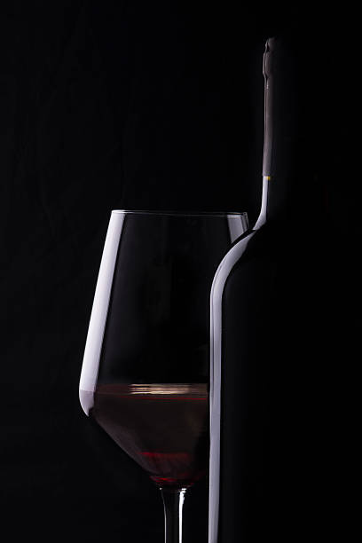 Bottiglia e bicchiere di vino rosso Vino Bottiglia e bicchiere di vino rosso bicchiere stock pictures, royalty-free photos & images
