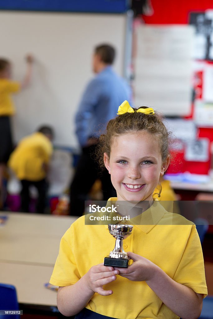 Наград школа Девушка с кубок - Стоковые ф�ото Выигрывать роялти-фри