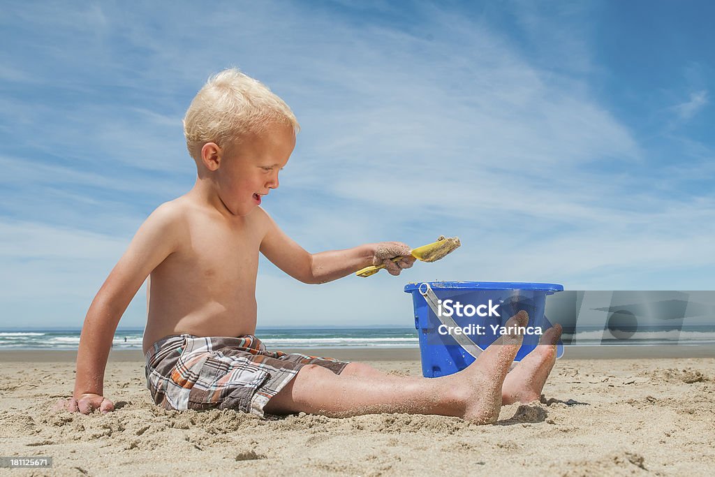 Chłopiec gra na plaży z przedziału. - Zbiór zdjęć royalty-free (Blond włosy)