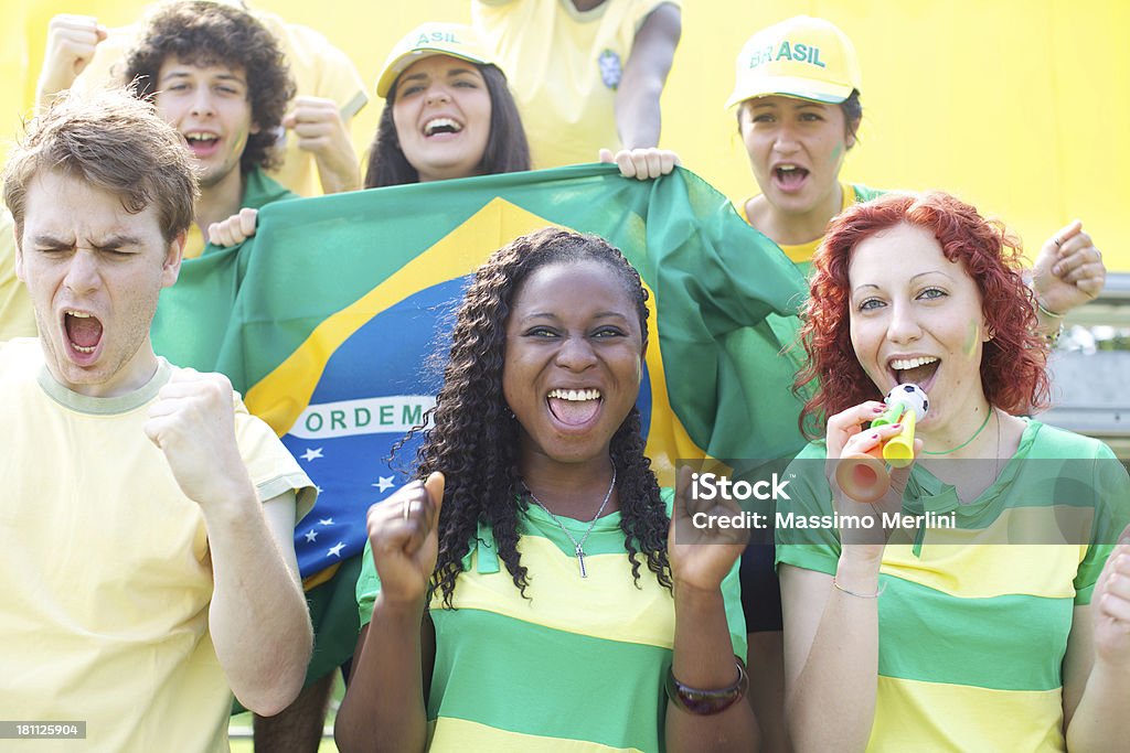 Grupo de fãs a celebrar com verde e amarelo. - Royalty-free Desporto Foto de stock