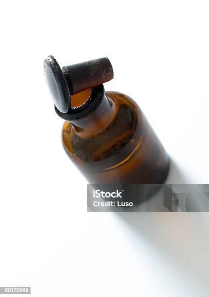 Foto de Antiga Medicina Garrafa e mais fotos de stock de Antiguidade - Antiguidade, Artigos de Vidro de Laboratório, Beleza