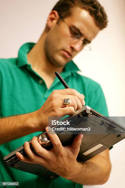 Junger Mann Computer Arbeiten Stockfoto und mehr Bilder von Arbeiten - Arbeiten, Blick nach unten, Brille