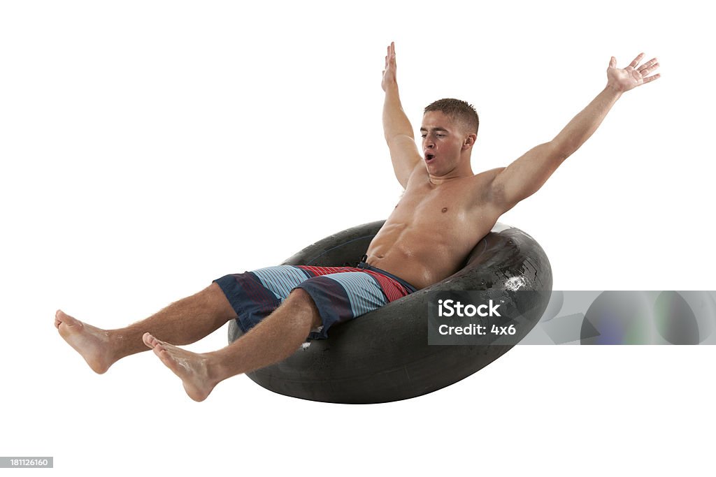 男に座るインナーチューブ - 滑るのロイヤリティフリーストックフォト